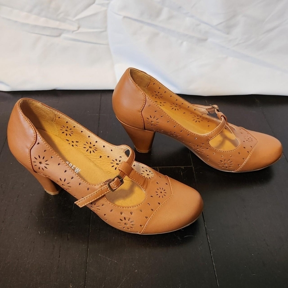 Light Brown Mary Jane Heels - Picture 3 of 4
